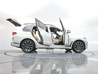 2022 BMW X7 M50i