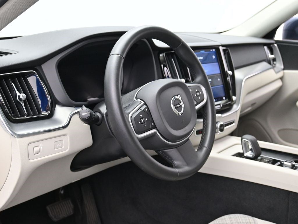 2022 Volvo XC60 B5 Momentum
