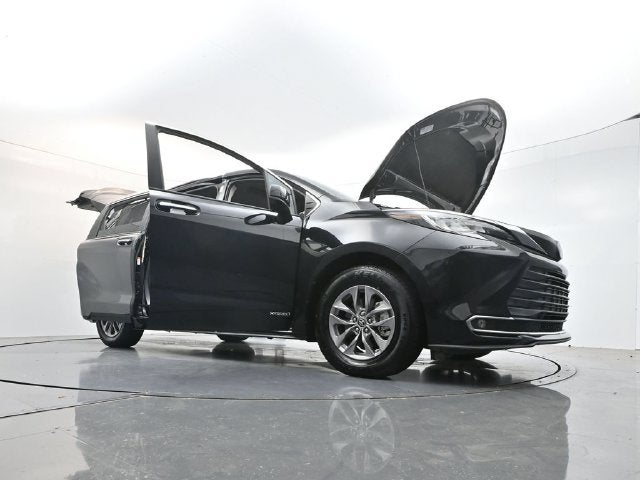 2021 Toyota Sienna XLE 8 Passenger