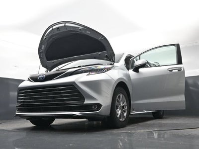 2025 Toyota Sienna XLE 8 Passenger