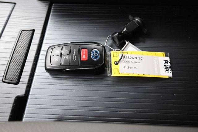 2025 Toyota Sienna XLE 8 Passenger