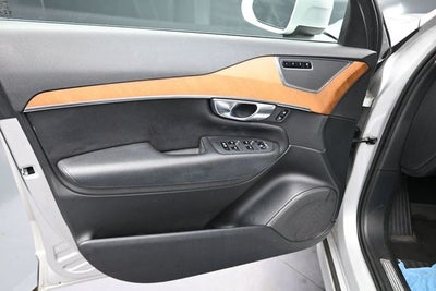 2022 Volvo XC90 T6 Momentum