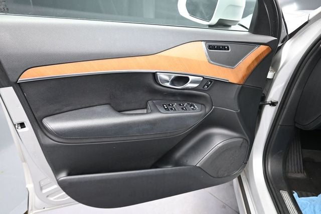 2022 Volvo XC90 T6 Momentum