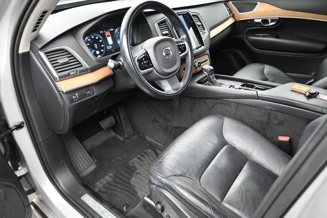2022 Volvo XC90 T6 Momentum