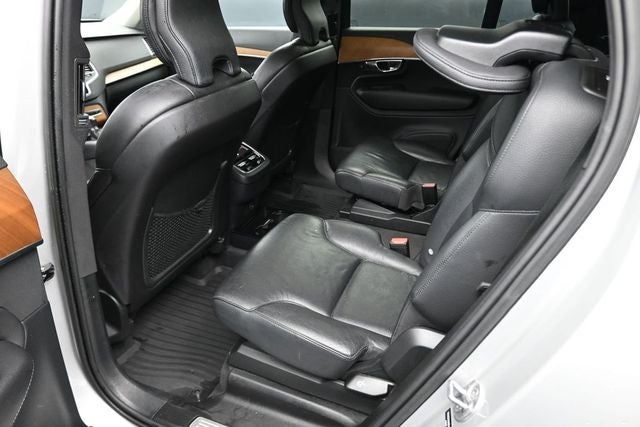 2022 Volvo XC90 T6 Momentum