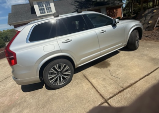 2022 Volvo XC90 T6 Momentum