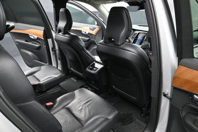 2022 Volvo XC90 T6 Momentum