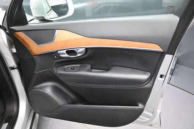 2022 Volvo XC90 T6 Momentum