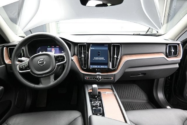 2023 Volvo XC60 B5 Plus Dark Theme