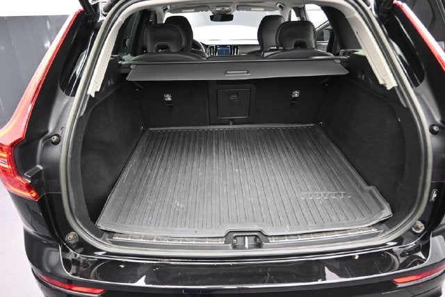 2023 Volvo XC60 B5 Plus Dark Theme