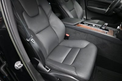 2023 Volvo XC60 B5 Plus Dark Theme