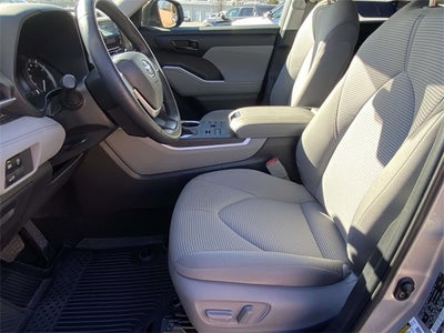 2024 Toyota Highlander LE