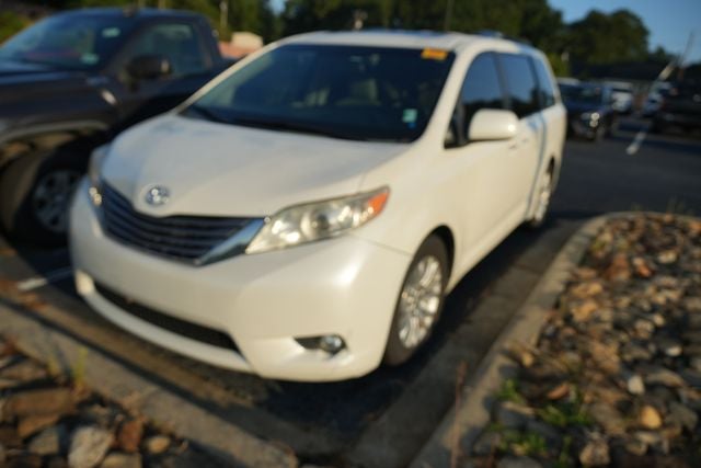 2015 Toyota Sienna XLE 8 Passenger