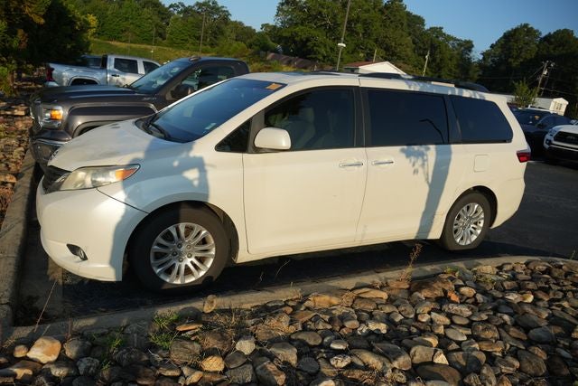 2015 Toyota Sienna XLE 8 Passenger