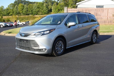 2025 Toyota Sienna XLE 8 Passenger