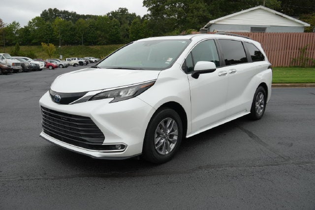 2024 Toyota Sienna XLE 8 Passenger