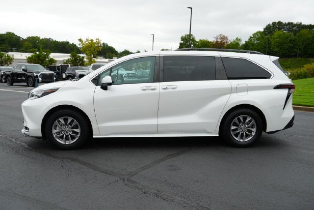 2024 Toyota Sienna XLE 8 Passenger
