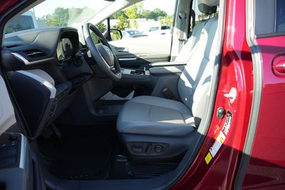 2023 Toyota Sienna XLE 8 Passenger